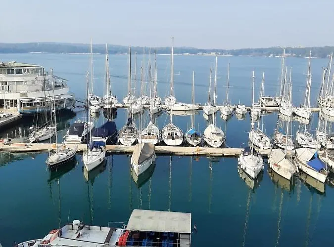Marina With Sea View פולה